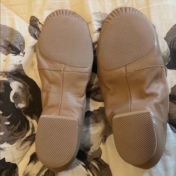 NWTs Tan jazz shows size 8 - Picture 3 of 5